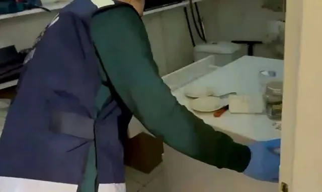 İş yerinin mutfağındaki gizli bölmede 1 milyon kaçak makaron ele geçirildi