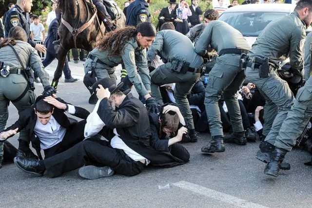 İsrail'in Askalan kentinde zorunlu askerlik karşıtı Harediler, askeri polis komutanının evini bastı