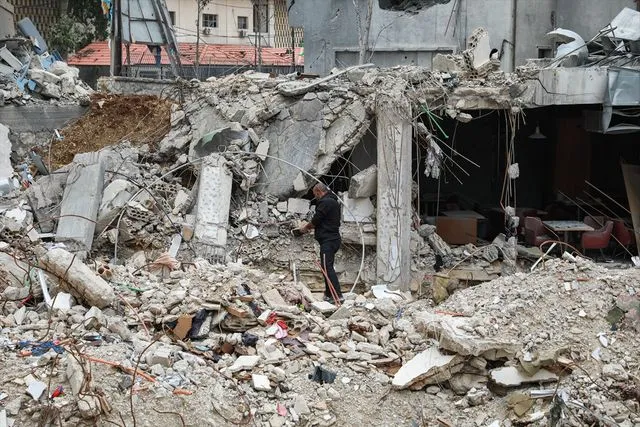 İsrail'in şiddetli saldırılarla hedef aldığı Lübnan'ın Nebatiye kentinde geride büyük bir yıkım kaldı