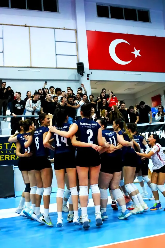 İstanbul Kent Üniversitesi Voleybol Kadın Takımı şampiyon oldu