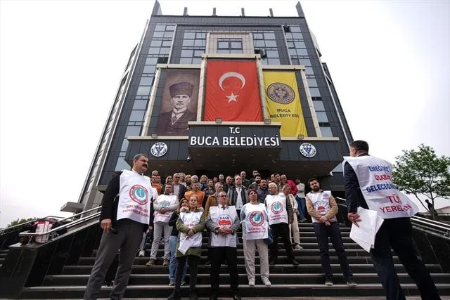 İzmir'de 2 belediyenin memurları ödenmeyen alacakları için iş bıraktı