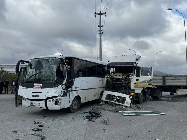 Karaman'da işçi servisi ile tır çarpıştı, 12 kişi yaralandı