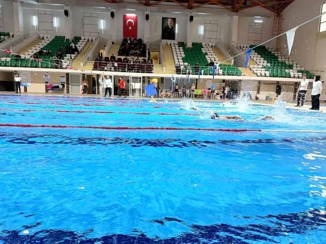 Kars'ta yüzme şöleni: Minik sporcular yarı final biletini aldı