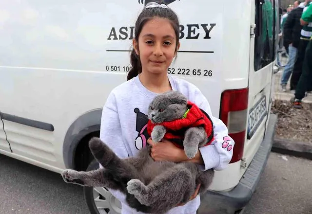 Kedisiyle stadyuma gelen minik taraftar bu sefer de Bursaspor