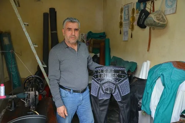 Kispet ustası Murat Kozak, ata sporu yağlı güreş için kispet üretiyor