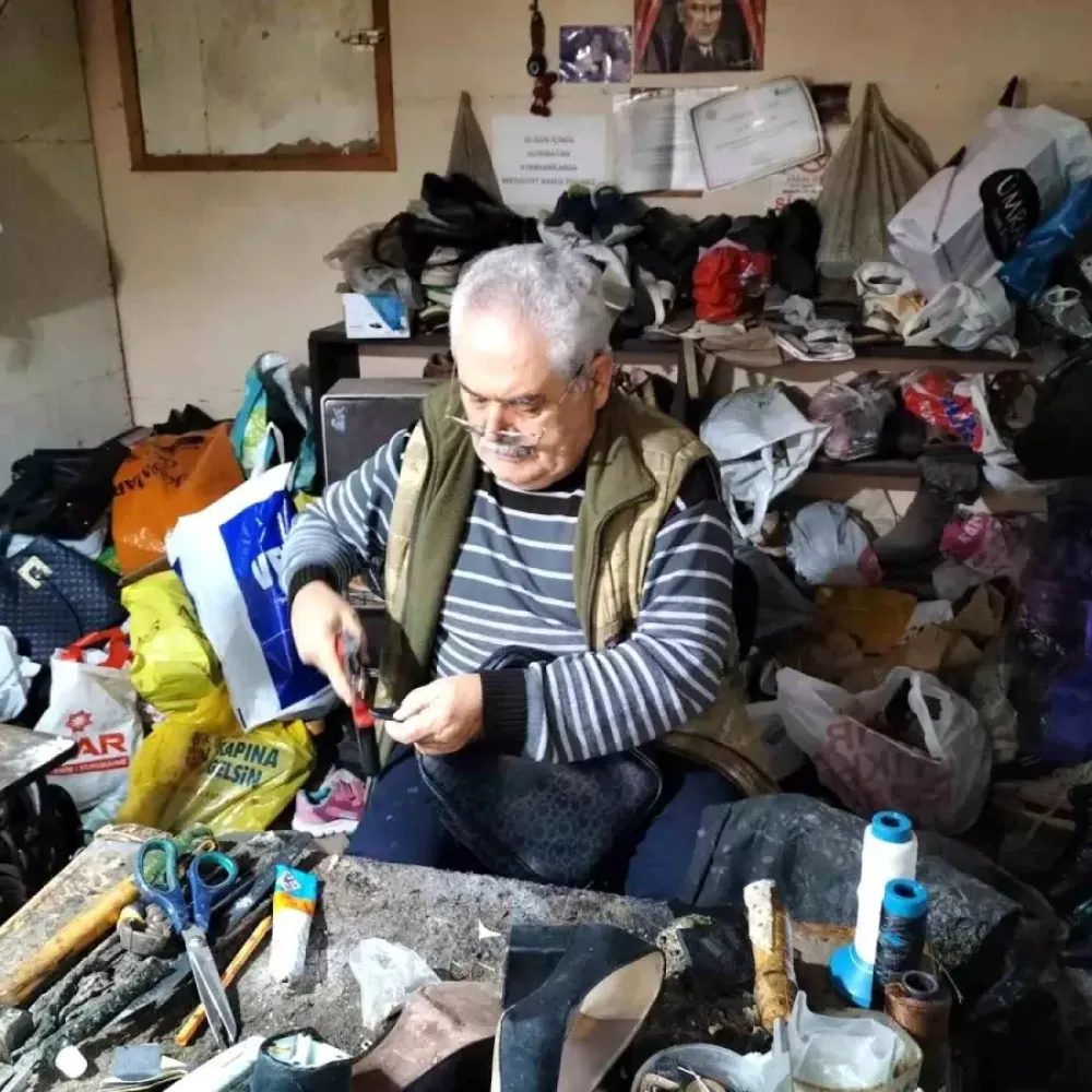 Köyceğiz'in son ayakkabı ustası, emekli oldu ama mesleğini bırakamadı