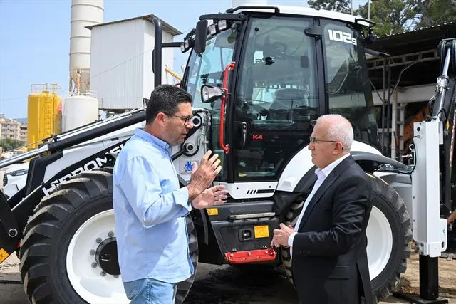 Kumluca Belediyesi iş makinesi filosunu güçlendirdi