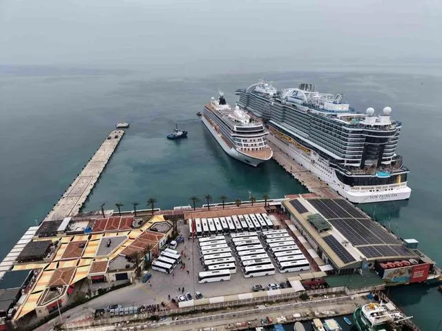 Kuşadası'na 2 kruvaziyer 5 bin 297 turist getirdi