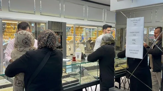 Kuyumcu satacak altın kalmayınca dükkanına,