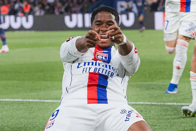 Lyon, Paris Saint-Germain'i Yenerek Ligue 1'de Sürpriz Yarattı