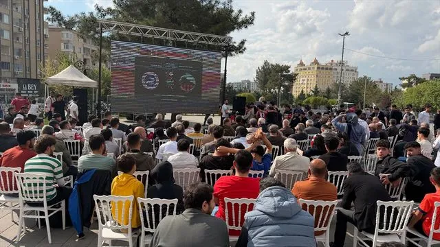 Mardin 1969 Spor taraftarları, AKEDAŞ Kahramanmaraş İstiklalspor maçını dev ekranda izledi