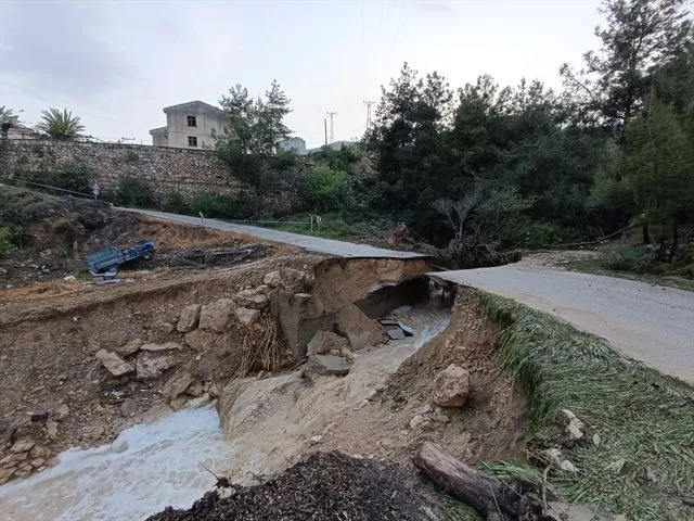 Mersin'de sağanak nedeniyle mahalle yolunda çökme yaşandı
