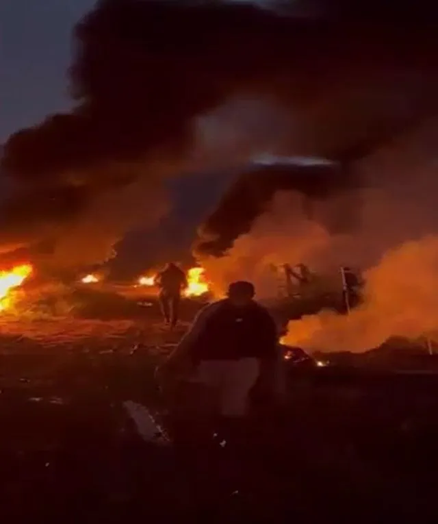 Meyveleri zirai don vurmasın diye ateş yakıp nöbet tutuyorlar