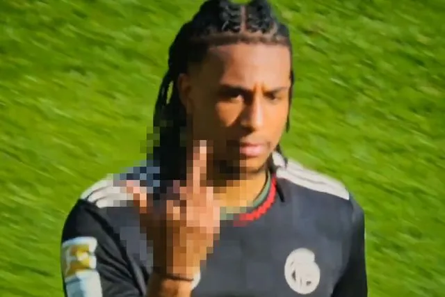 Micheal Olise sınırları zorlamaya devam ediyor! Bu kez de el hareketi çekti