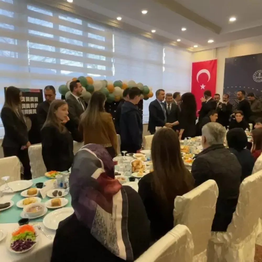 Milli Eğitim Bakanı Yusuf Tekin Gençlerle İftar Sofrasında Buluştu