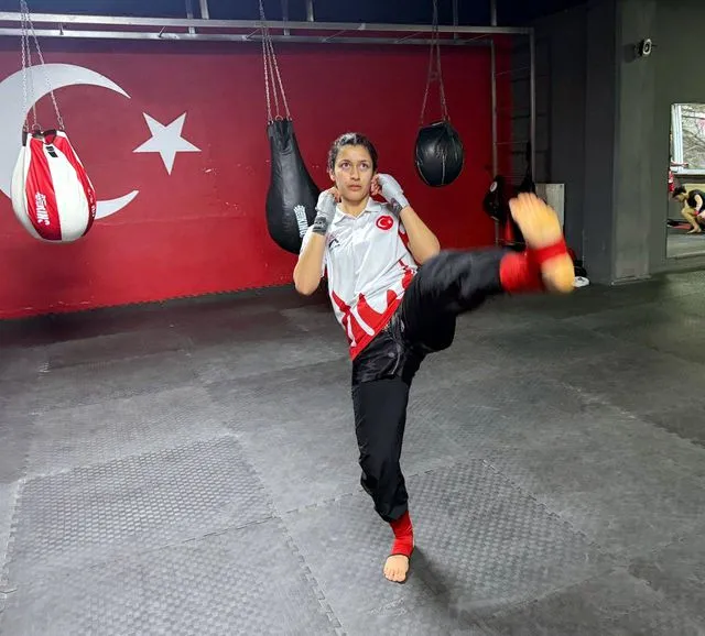 Milli muay thai sporcusu liseli Beyza