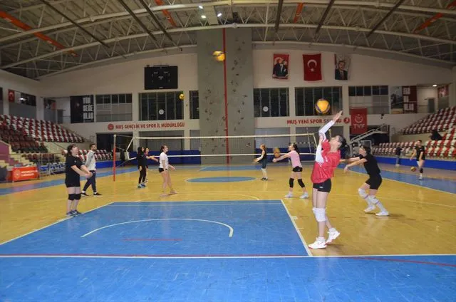 Muş'ta kadın voleybolcuların hedefi Türkiye şampiyonasına katılmak