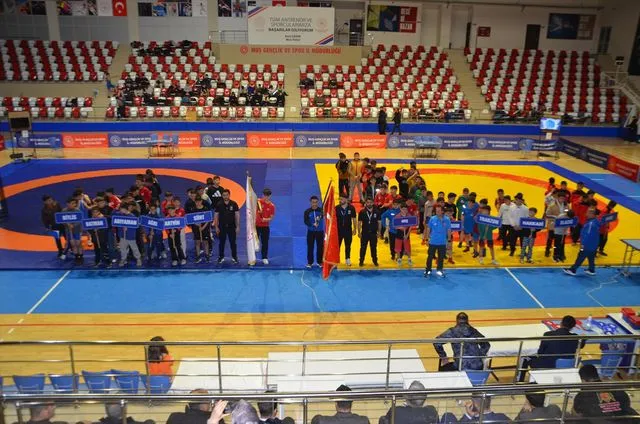 Muş'ta "küçükler güreş grup birinciliği" müsabakaları başladı