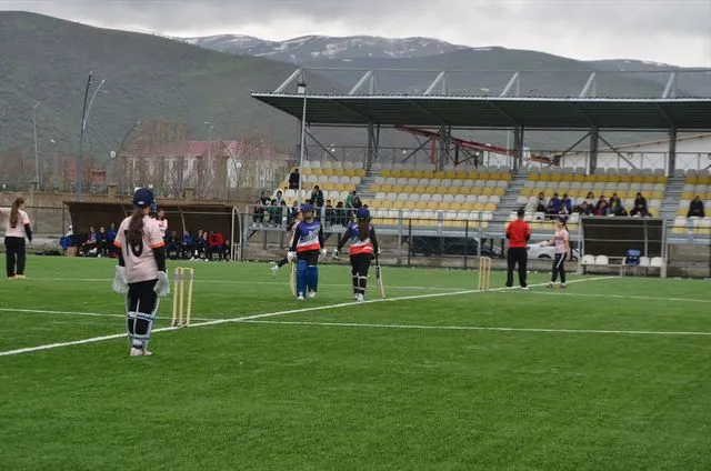 Muş'ta "Okul Sporları Genç Kız-Erkek Kriket" müsabakaları başladı
