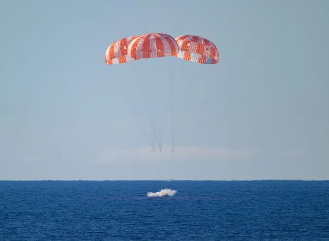 NASA’nın Tarihi Artemis 2 Misyonu Tamamlandı: Orion Kapsülü Pasifik Okyanusu’na Başarıyla İndi