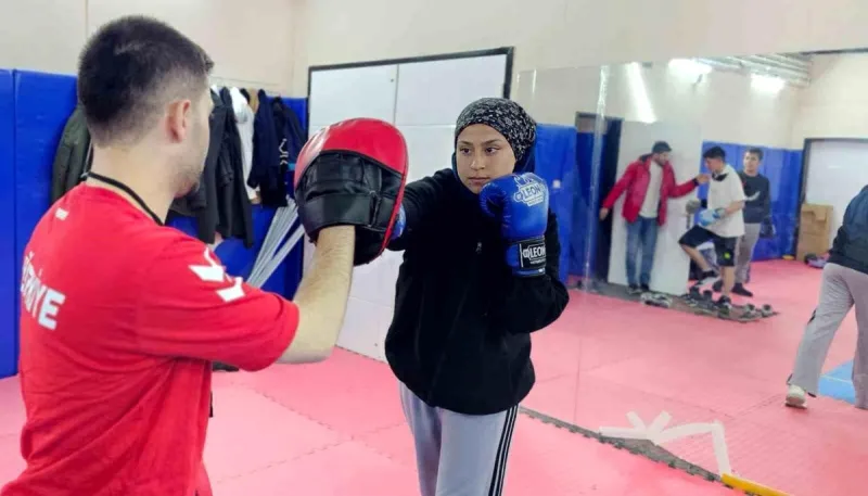 17 Yaşındaki Cennet Aykut'un Boks Hayali