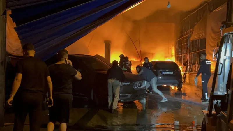 Antalya'da Sanayi Sitesinde Alevler Geceyi Aydınlattı: 20 Araç Hasar Gördü