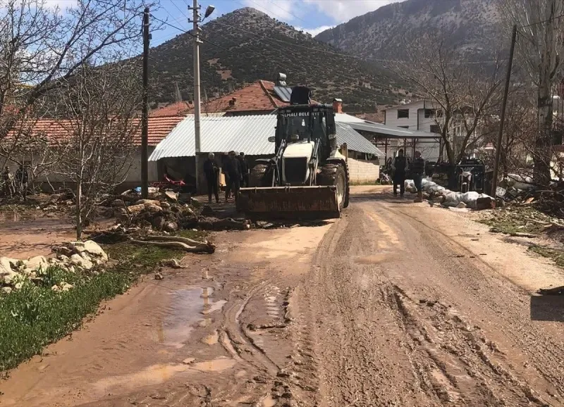 Antalya'nın Elmalı ilçesinde sağanak tarım arazilerine zarar verdi