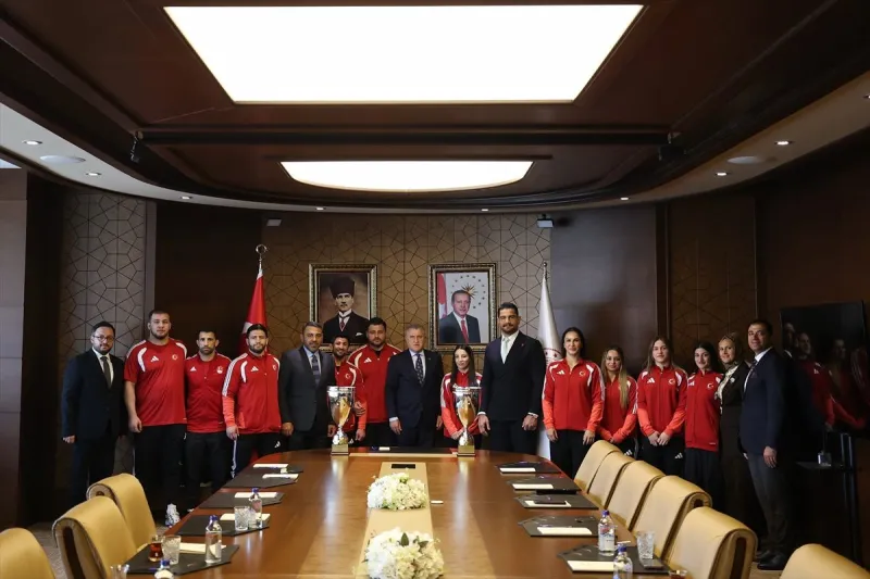 Avrupa şampiyonasında madalya alan milli güreşçiler, Bakan Bak