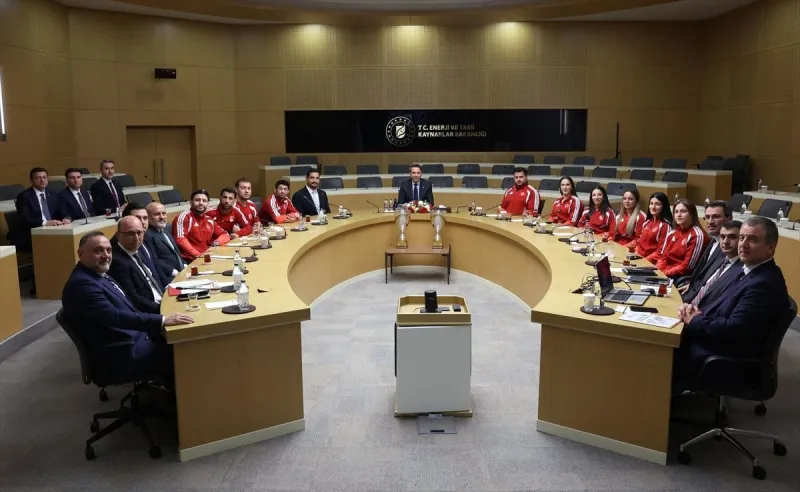 Avrupa şampiyonasında madalya alan milli güreşçiler, Bakan Bayraktar