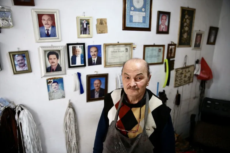 Ayakkabı tamircisi vefat eden dostlarının hatırasını fotoğraflarda yaşatıyor