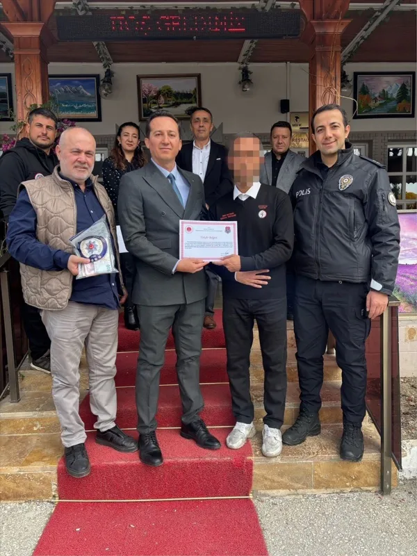 Bilecik'te hükümlü garson sayesinde bulunan 53 bin 600 lira sahibine teslim edildi