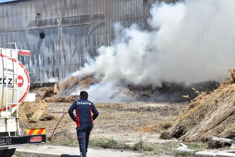 Bolvadin'de Kamış Toplama Merkezi Yangını Kontrol Altına Alındı
