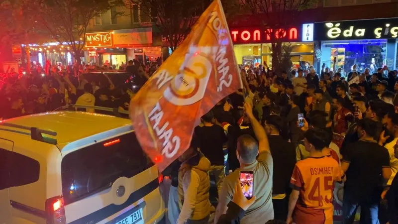 Bursa'da Galatasaray taraftarlarından galibiyet coşkusu