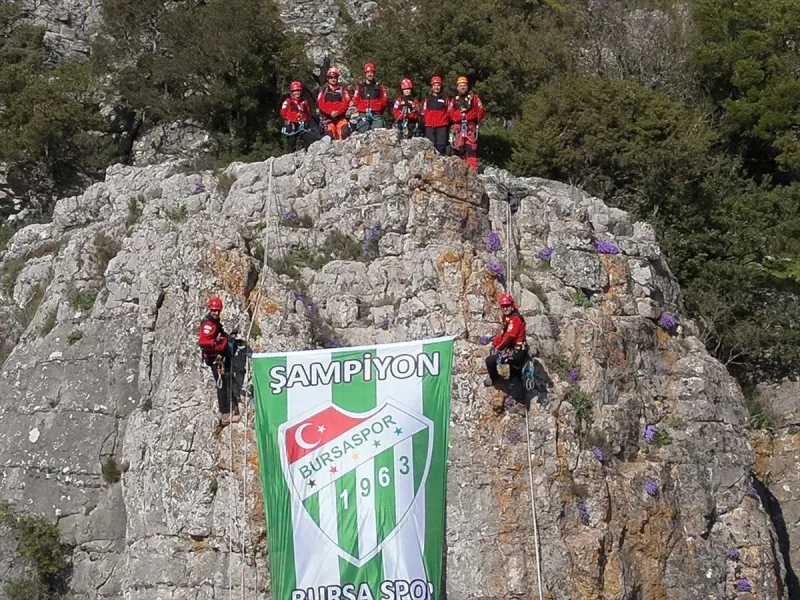 Bursaspor'un şampiyonluğunu zirveye bayrak asarak kutladılar