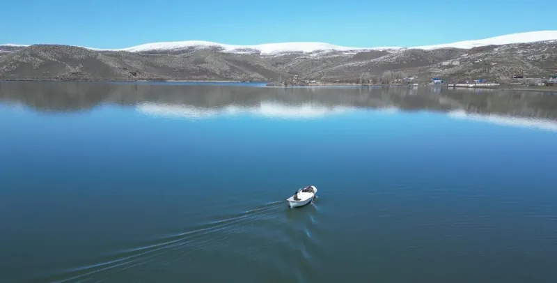 Buzlar çözüldü, balıkçılar sandallarıyla Çıldır Gölü