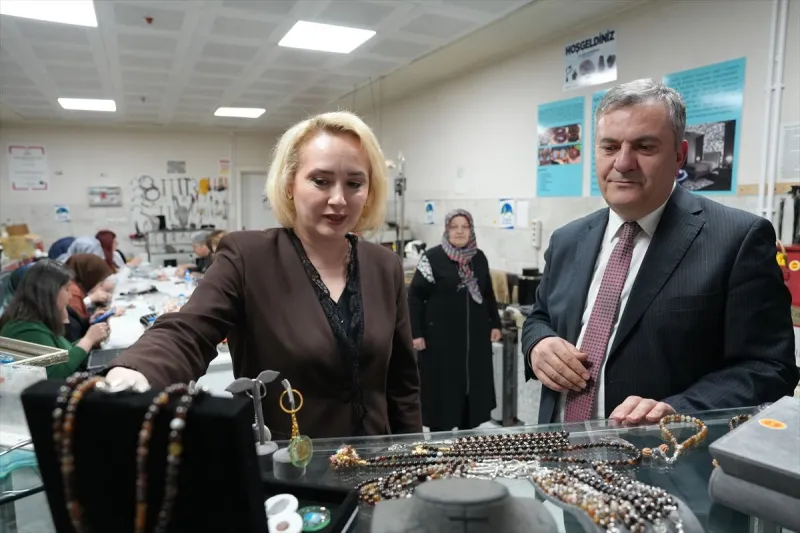 Çubuk Belediye Başkanı Demirbaş, takı tasarım kursunu ziyaret etti