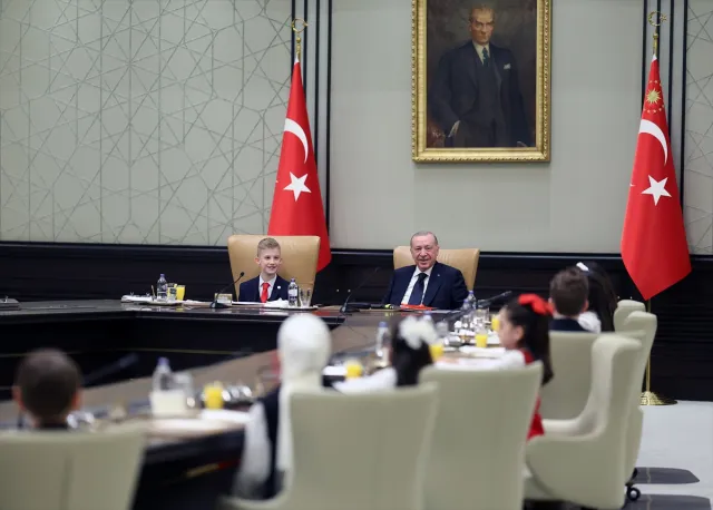 Cumhurbaşkanı Erdoğan koltuğunu çocuklara devretti