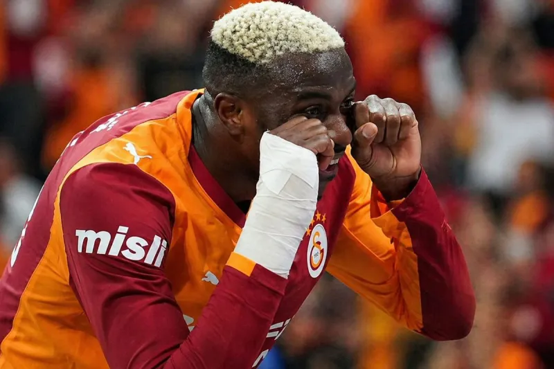 Derbide ilk yarının özeti gibi kare