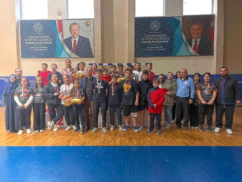 Düzce'de 100 sporcu raket salladı