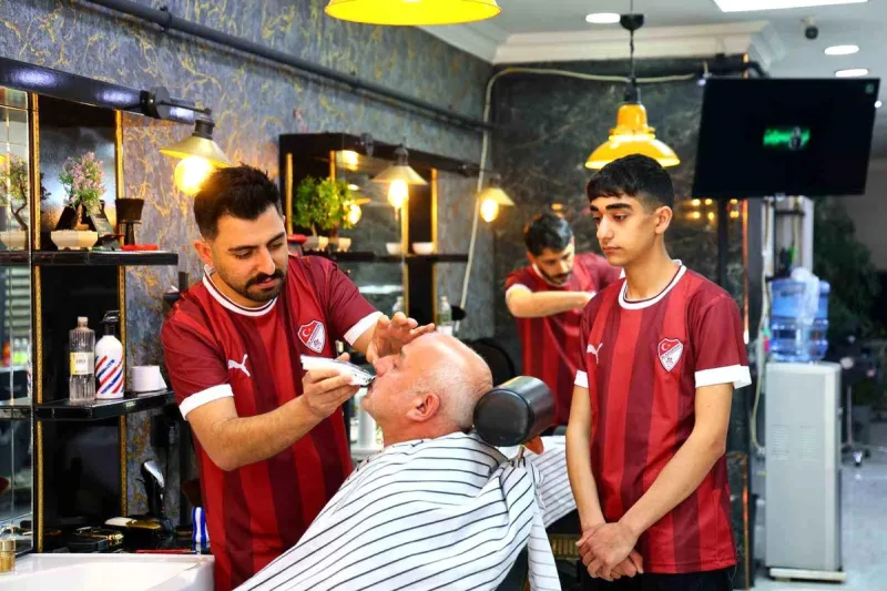 Elazığspor'un Play-Off Coşkusu Esnafa Taşındı: Bordo-Beyaz Seferberlik