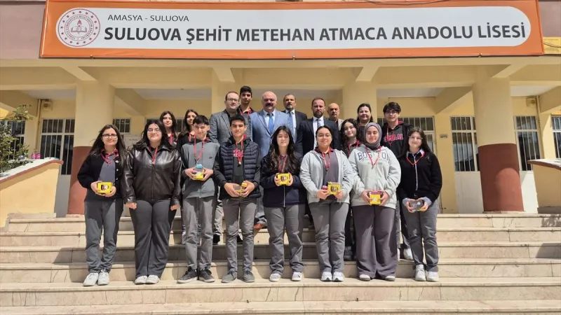 Eski milli güreşçi Mahmut Demir başarılı öğrencileri ödüllendirdi