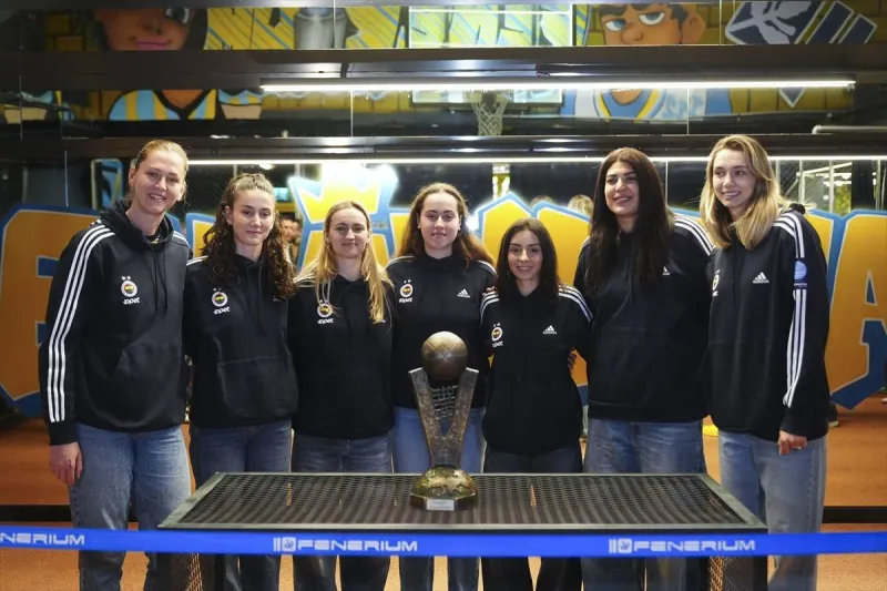 Fenerbahçeli şampiyon kadın basketbolcular, taraftarlarla bir araya geldi