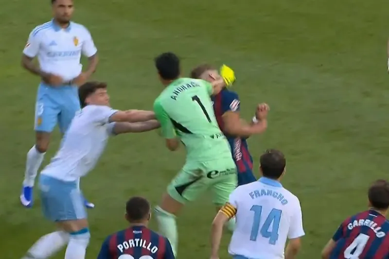 Futbol Sahasında Skandal: Kaleci Rakip Kaptana Yumruk Attı