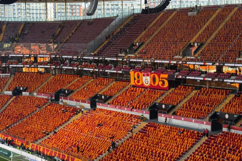 Galatasaray yönetimi, tüm tribünleri sarı-kırmızılı bayraklarla donattı