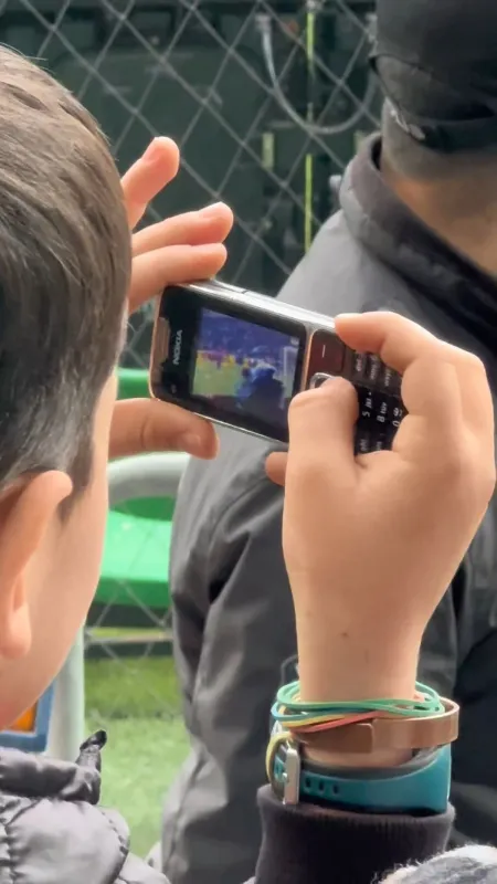 Golü tuşlu teflonuyla kaydeden minik taraftara, Serdar Dursun kamera hediye etti