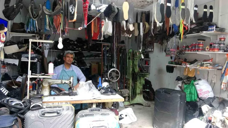 Hatay’ın Yarım Asırlık Çınarı: Prefabrik Dükkanında Meslek Aşkıyla Yeniden Doğuyor