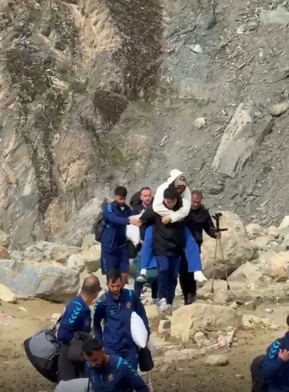 Heyelan nedeniyle 6 gündür kapalı olan Hakkari-Van kara yolu, kontrollü ulaşıma açıldı