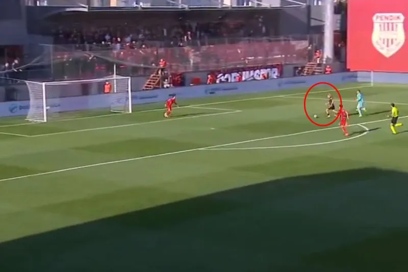 İstese yapamaz! Hamza Akman boş kaleye inanılmazı başardı