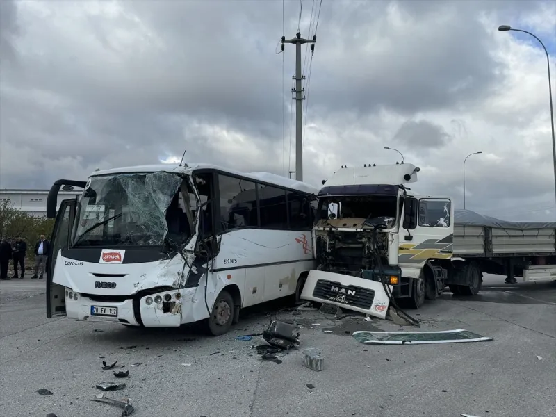 Karaman'da işçi servisi ile tır çarpıştı, 12 kişi yaralandı