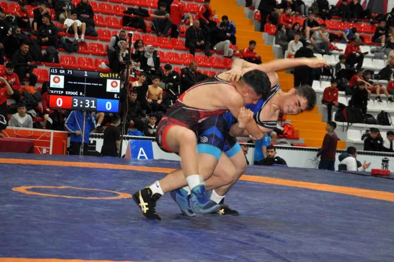 Kars'ta U15 Türkiye Güreş Şampiyonası başladı: Milli takım yolunda kıran kırana mücadele